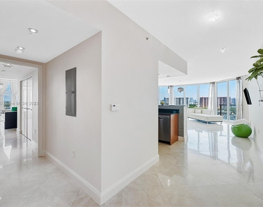 16699 Collins Ave - Photo Thumbnail 21