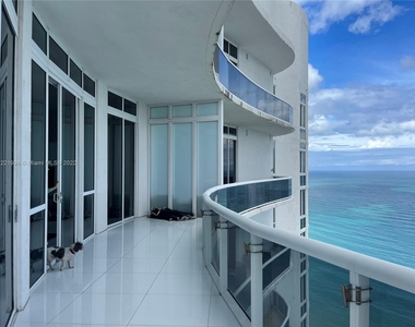 15811 Collins Ave - Photo Thumbnail 5