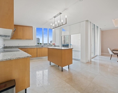 15811 Collins Ave - Photo Thumbnail 8