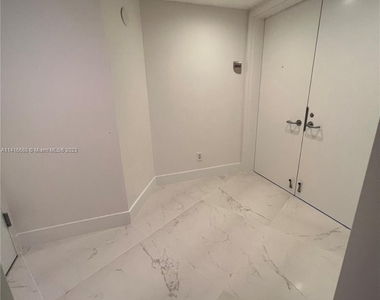 2127 Brickell Av - Photo Thumbnail 4