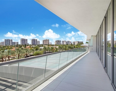 18501 Collins Ave - Photo Thumbnail 10