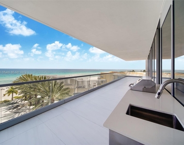 18501 Collins Ave - Photo Thumbnail 4