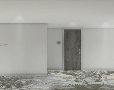 2555 Collins Ave - Photo Thumbnail 12