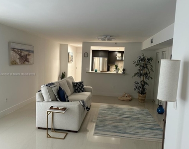 2457 Collins Ave - Photo Thumbnail 14