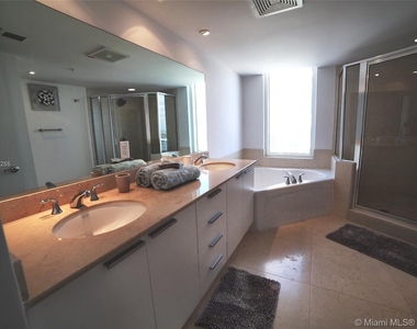 16699 Collins Ave - Photo Thumbnail 9