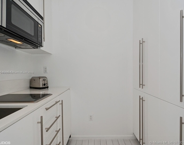 2201 Collins Avenue - Photo Thumbnail 3