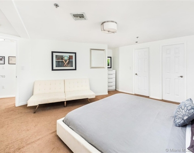 5445 Collins Ave - Photo Thumbnail 22