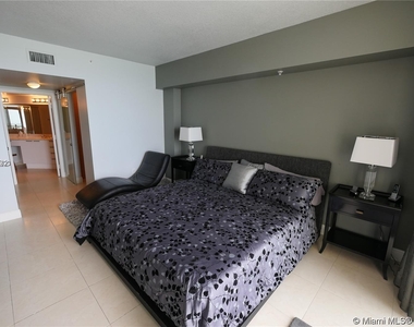 16699 Collins Ave - Photo Thumbnail 12