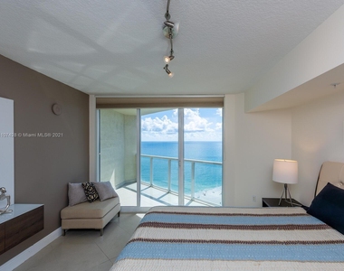 16699 Collins Ave - Photo Thumbnail 11