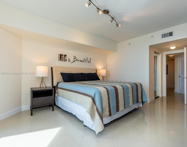 16699 Collins Ave - Photo Thumbnail 10