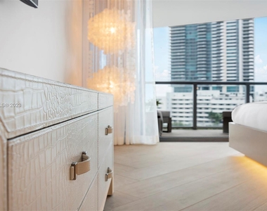 2201 Collins Ave - Photo Thumbnail 14