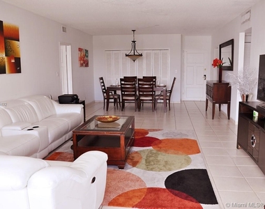 5601 Collins Ave - Photo Thumbnail 6