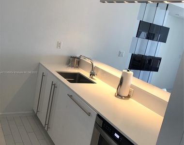 2201 Collins Avenue - Photo Thumbnail 9