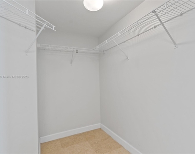 16699 Collins Ave - Photo Thumbnail 12