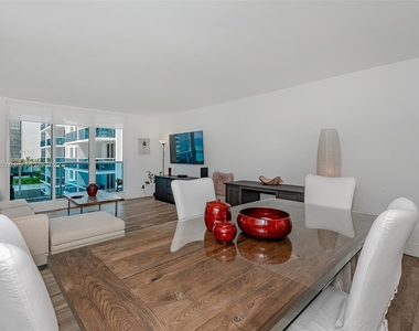 2301 Collins Ave - Photo Thumbnail 4