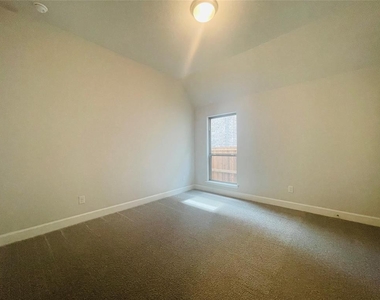 2330 Macy Way - Photo Thumbnail 9