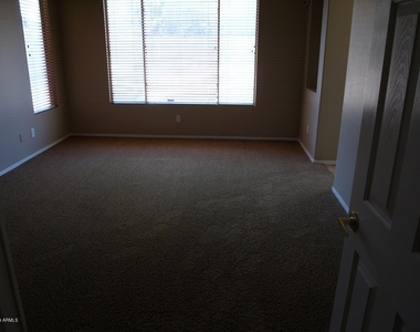 2636 W Wayne Lane - Photo Thumbnail 7