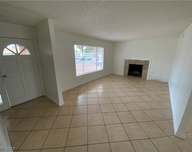 4805 Castle Rock Court - Photo Thumbnail 2