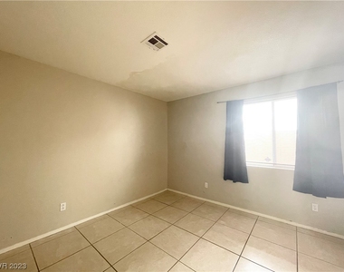 7813 Desert Bell Avenue - Photo Thumbnail 11