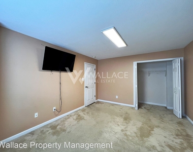 8847 Carriage House Way - Photo Thumbnail 12