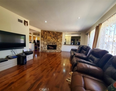 9812 Columbus Avenue - Photo Thumbnail 4