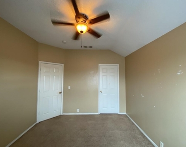 2805 Crater Lake Lane - Photo Thumbnail 25