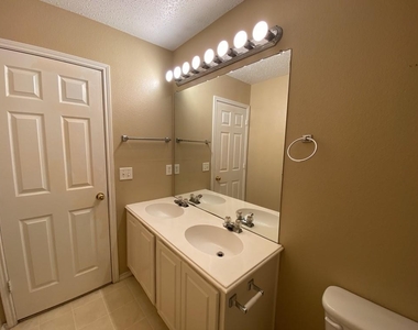 2805 Crater Lake Lane - Photo Thumbnail 27