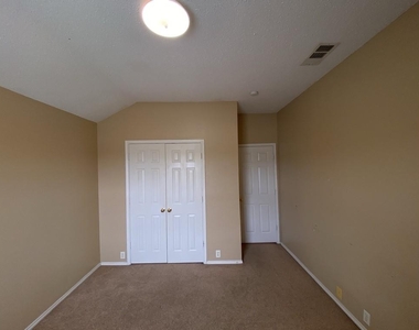 2805 Crater Lake Lane - Photo Thumbnail 35