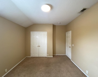 2805 Crater Lake Lane - Photo Thumbnail 30