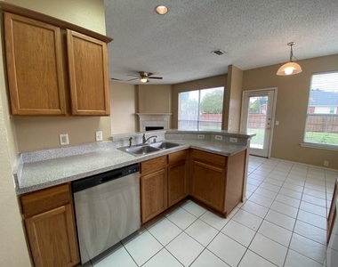 2805 Crater Lake Lane - Photo Thumbnail 6