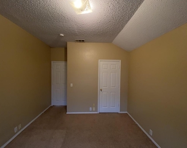 2805 Crater Lake Lane - Photo Thumbnail 34