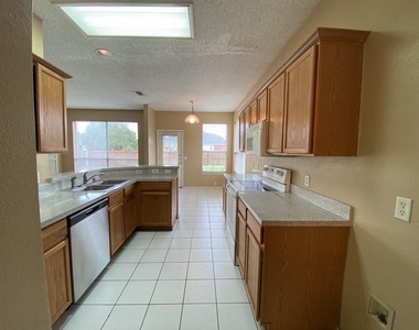 2805 Crater Lake Lane - Photo Thumbnail 5