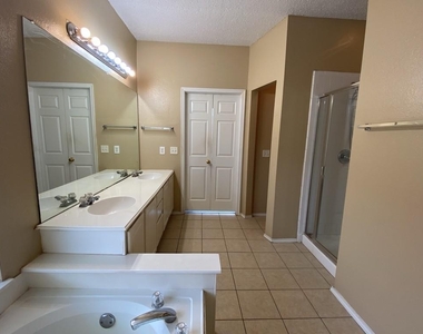 2805 Crater Lake Lane - Photo Thumbnail 16