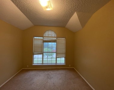 2805 Crater Lake Lane - Photo Thumbnail 33