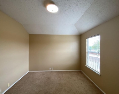 2805 Crater Lake Lane - Photo Thumbnail 28