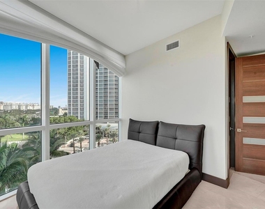 18101 Collins Ave - Photo Thumbnail 22