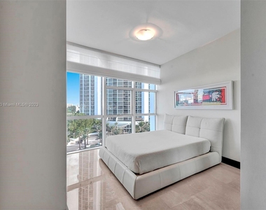 18101 Collins Ave - Photo Thumbnail 11