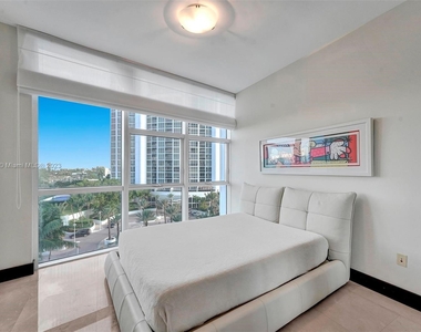 18101 Collins Ave - Photo Thumbnail 14