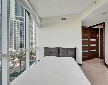 18101 Collins Ave - Photo Thumbnail 24