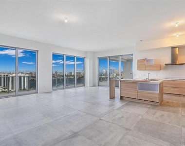 16385 Biscayne Blvd - Photo Thumbnail 12