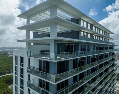 16385 Biscayne Blvd - Photo Thumbnail 0