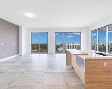 16385 Biscayne Blvd - Photo Thumbnail 13