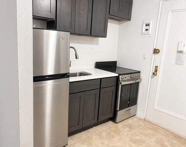 270 West 25th Street - Photo Thumbnail 2