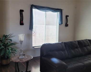 1807 E Lipan Circle - Photo Thumbnail 5