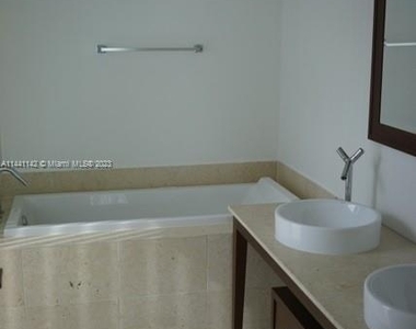 475 Brickell Ave - Photo Thumbnail 9