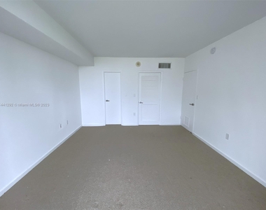 10275 Collins Ave - Photo Thumbnail 12