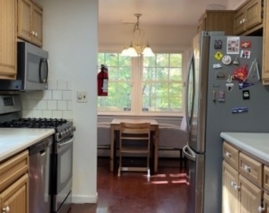 565 Plainfield Ave - Photo Thumbnail 5