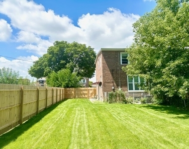 9233 S Prairie Avenue - Photo Thumbnail 2