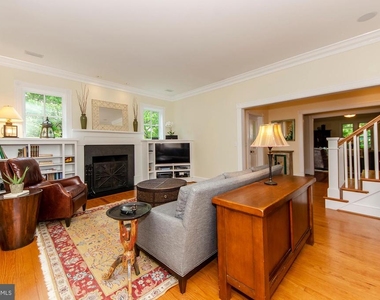 206 E Jefferson St - Photo Thumbnail 13