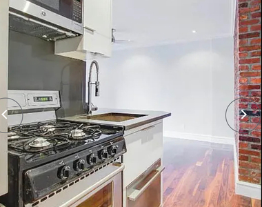 1590 Lexington Avenue - Photo Thumbnail 5